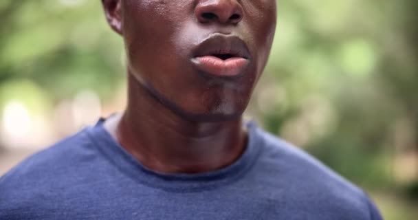 Oddychanie Sprawność Usta Zmęczonego Mężczyzny Parku Zbliżenie Biegania Odzyskiwania Lub — Wideo stockowe