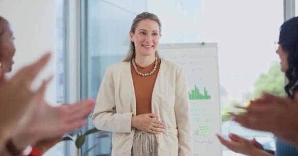 Sales Team Meeting Applaus Voor Presentatie Met Grafieken Voor Bedrijfsgroei — Stockvideo