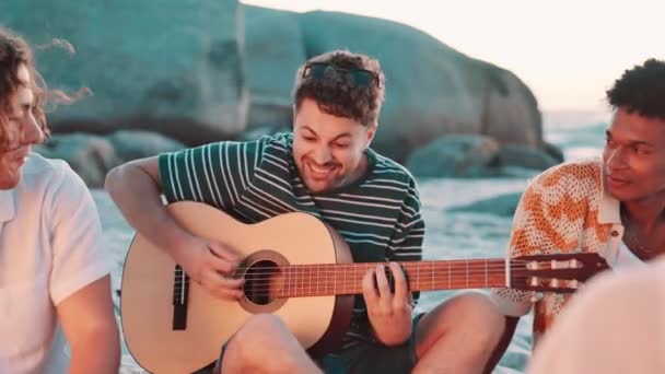 Gitar Müzik Arkadaşlar Plajda Dinleniyor Müzisyen Bir Grup Öğrenciyle Bahar — Stok video
