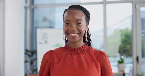 Twarz Biznes Uśmiech Czarnej Kobiety Biurze Miejscu Pracy Lub Początkującej — Wideo stockowe