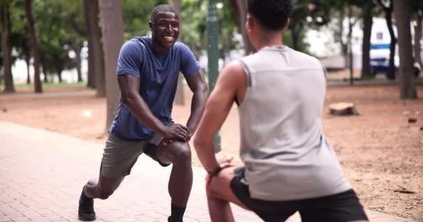 Vrienden Mannen Squat Outdoor Voor Fitness Met Oefening Training Gesprek — Stockvideo