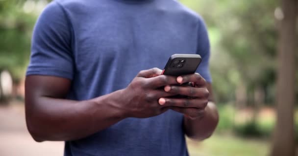Telefone Mãos Homem Fitness Parque Com Redes Sociais Bate Papo — Vídeo de Stock