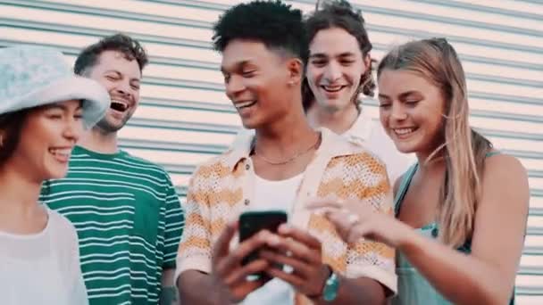 Grup Tertawa Dan Telepon Dengan Meme Kota Oleh Garasi Dengan — Stok Video