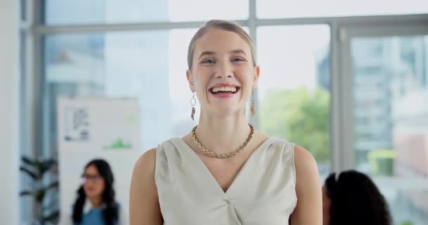 キャリアのためのオフィス 職場またはスタートアップ企業で顔 幸せでビジネス女性 スイスのクリエイティブデザイナー 従業員の肖像画 プロの起業家 — ストック動画
