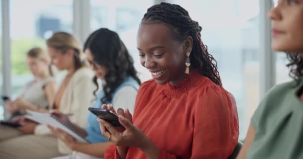 Счастливая Чернокожая Женщина Телефоном Ряду Общения Общения Общения Зале Ожидания — стоковое видео