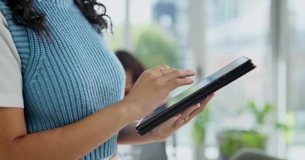 Tablet Manos Persona Negocios Investigación Desplazamiento Lectura Correo Electrónico Internet — Vídeos de Stock