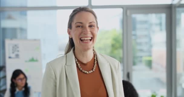Улыбка Счастливая Деловая Женщина Офисе Рабочем Месте Зале Заседаний Коллегами — стоковое видео