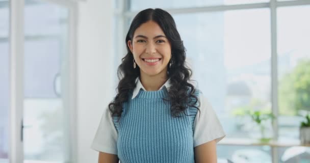 Porträt Lächeln Und Glückliche Geschäftsfrau Büro Praktikum Und Geschäftschance Selbstbewusst — Stockvideo