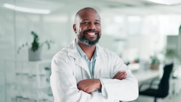 Científico Rostro Hombre Negro Laboratorio Con Confianza Investigación Farmacéutica Para — Vídeo de stock