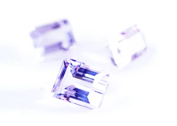 紫水晶 宝石或宝石在工作室中的背景自然资源 珠宝和豪华的面包 宝石或紫色水晶在特写特写中闪烁着光芒 光芒和灿烂的光芒 为财富而切割 — 图库照片