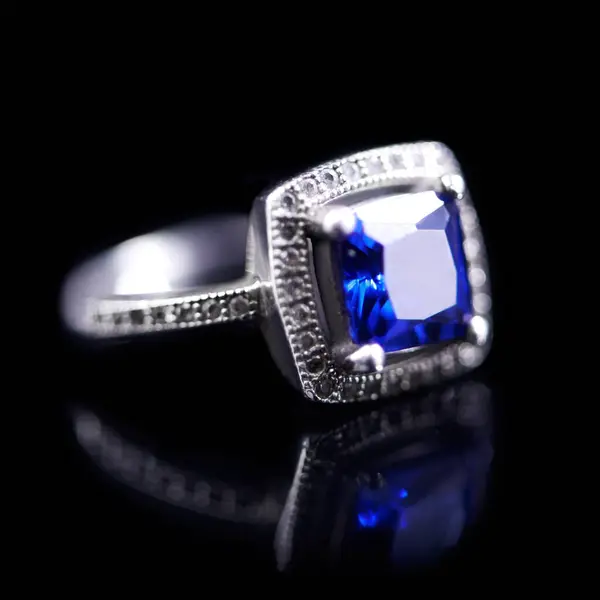 Niebieski Srebrny Pierścień Czarnym Tle Dla Luksusu Drogie Obecne Zaręczyny — Zdjęcie stockowe