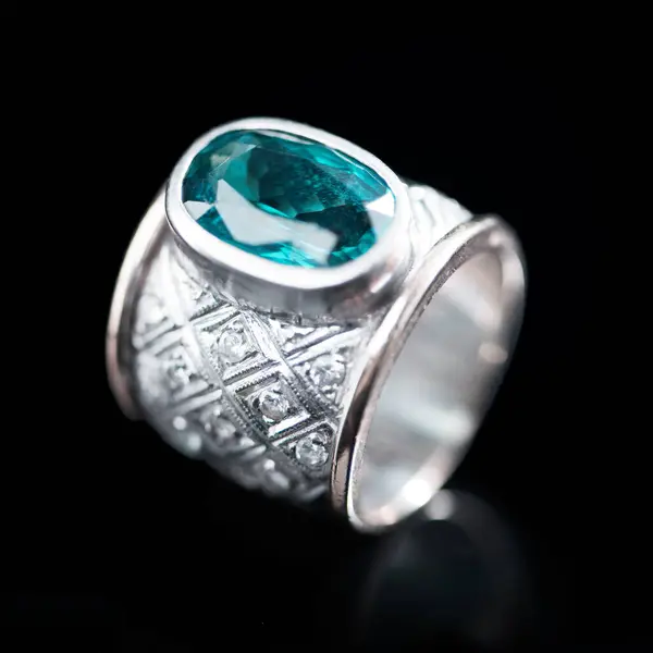 Groen Zilver Ring Een Zwarte Achtergrond Voor Luxe Cadeau Duur — Stockfoto