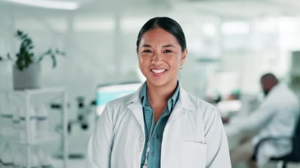 Wissenschaft Gesicht Und Junge Frau Labor Für Forschung Und Pharmazeutische — Stockvideo