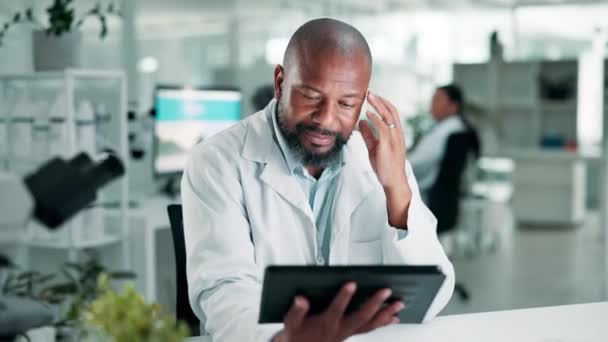 科学家 石碑和黑人男子在实验室在线研究和开发医疗创新 互联网上植物科学和植物可持续性的生物技术 专家和触摸屏 — 图库视频影像