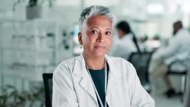 Наука Жінка Щаслива Зброєю Схрещеними Лабораторії Охорони Здоров Медичних Досліджень — стокове відео