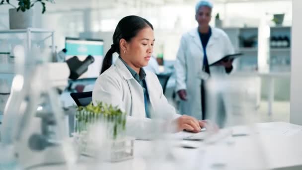 Коллега Женщина Лаборатория Обсудить Планшетом Исследований Хранения Анализа Медицины Совместной — стоковое видео