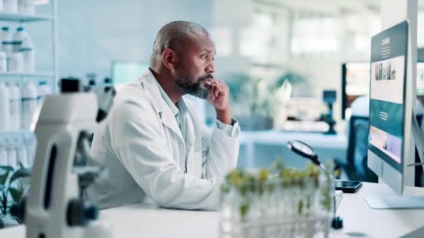 Wetenschap Laboratorium Zwarte Man Met Planten Computer Website Voor Onderzoek — Stockvideo