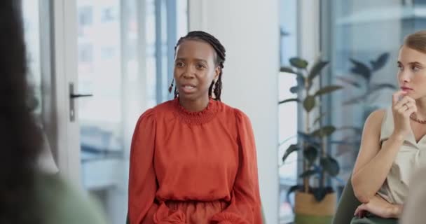 Mulher Negra Discussão Reunião Com Grupo Apoio Para Confissão Emoção — Vídeo de Stock