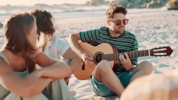 Vrienden Picknick Strand Gitaar Buiten Plezier Met Zingen Reünie Mensen — Stockvideo
