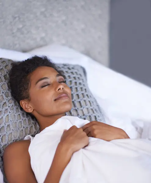 Czarna Kobieta Spanie Łóżko Pościelą Rano Komfort Lub Przerwy Domu — Zdjęcie stockowe