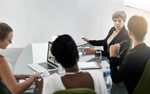 Trabalho Equipe Reunião Mulheres Negócios Laptop Para Discussão Revisão Site — Fotografia de Stock