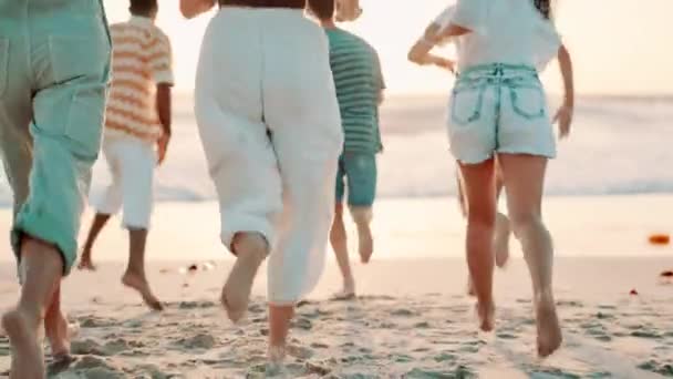 Φίλοι Πίσω Και Τρέχει Στο Νερό Στην Παραλία Για Συγκόλληση — Αρχείο Βίντεο