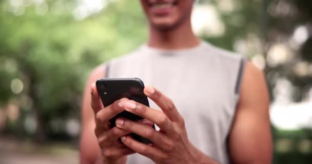 Mains Téléphone Fitness Dans Parc Avec Médias Sociaux Chat Recherche — Video