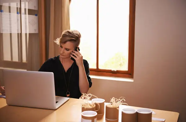 Laptop Γυναίκα Των Επιχειρήσεων Και Τηλεφωνική Κλήση Στο Γραφείο Στο — Φωτογραφία Αρχείου