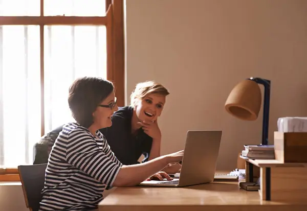 Συνεργασία Laptop Και Έρευνα Γυναίκες Επιχειρηματίες Στο Γραφείο Για Σχεδιασμό — Φωτογραφία Αρχείου