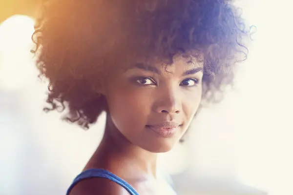 Outdoor Portret Zelfverzekerde Zwarte Vrouw Met Schoonheid Natuurlijke Gloed Huid — Stockfoto