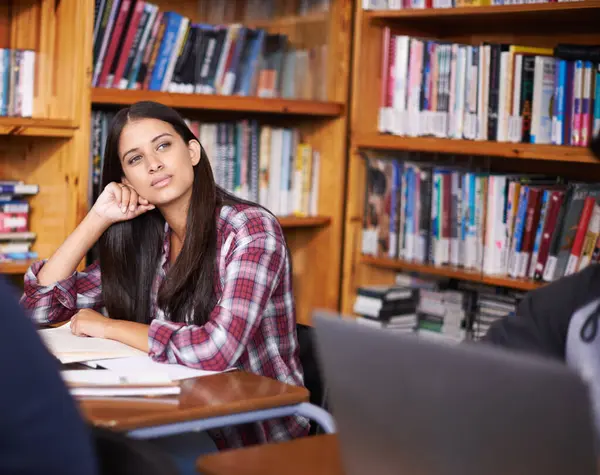 Universitetet Student Tenkning Eller Studere Bibliotek Test Eller Stipend Campus – stockfoto