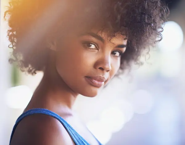 Zelfverzekerde Portret Zwarte Vrouw Buiten Met Schoonheid Natuurlijke Gloed Huid — Stockfoto