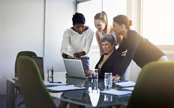 Trabalho Equipe Reunião Mulheres Negócios Laptop Para Planejamento Revisão Site — Fotografia de Stock