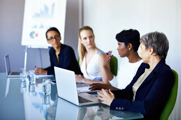 Reunião Escritório Pessoas Negócios Com Laptop Discussão Conversação Colaboração Trabalho — Fotografia de Stock