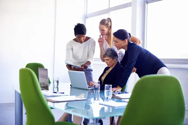 Trabalho Equipe Pensamento Mulheres Negócios Laptop Para Reunião Revisão Site — Fotografia de Stock