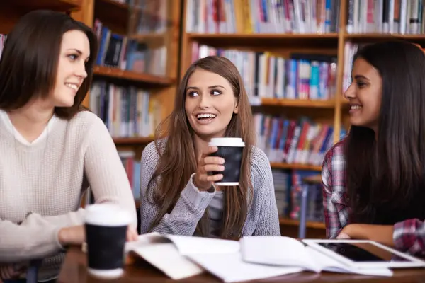 Kvinner Studenter Kaffe Pause Diskusjon Biblioteket Slappe Binding Sammen Universitetet – stockfoto