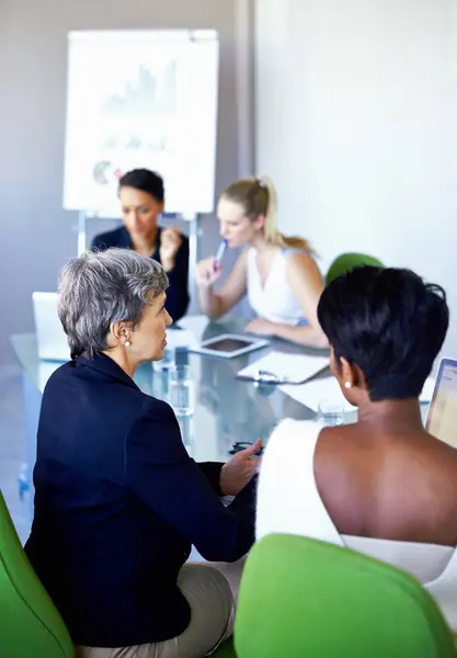 Reunião Escritório Mulheres Negócios Discussão Conversação Colaboração Com Estatísticas Trabalho — Fotografia de Stock