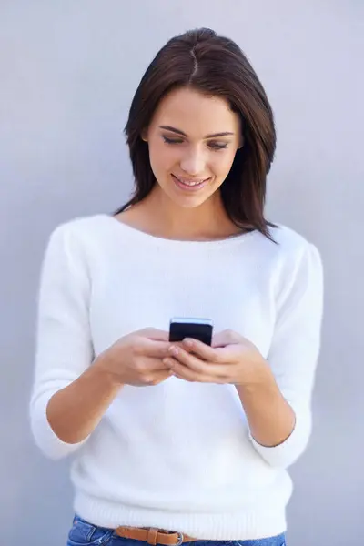 Onnellinen Nainen Älypuhelin Kirjoittaminen Hymy Naishenkilö Sosiaalisessa Mediassa Selaamiseen Tiedonhakuun — kuvapankkivalokuva