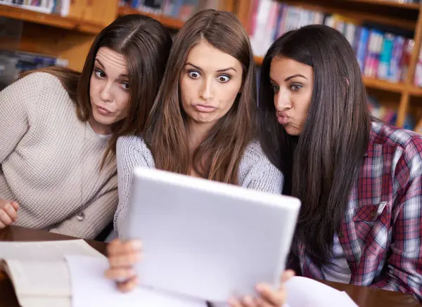 Happy Women Students Tablet Selfie Library Bonding Together Support Friends — Stock Photo, Image