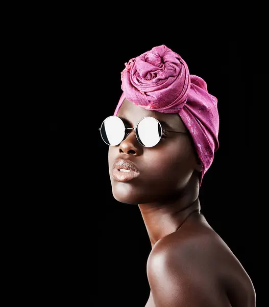 Viso Moda Sfumature Con Donna Africana Studio Isolato Sfondo Nero — Foto Stock