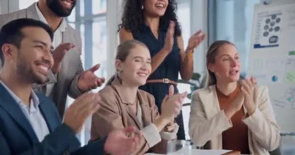 公司员工的工作 工作坊 员工们 男男女女们 欢呼着头脑风暴 微笑着 为股票市场上的团队精神感到高兴 — 图库视频影像