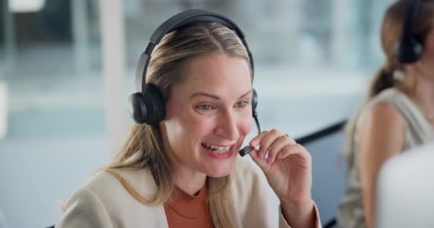 Müşteri Hizmetleri Danışmanlık Konuları Için Çağrı Merkezinde Konuşma Kadın Kulaklık — Stok video