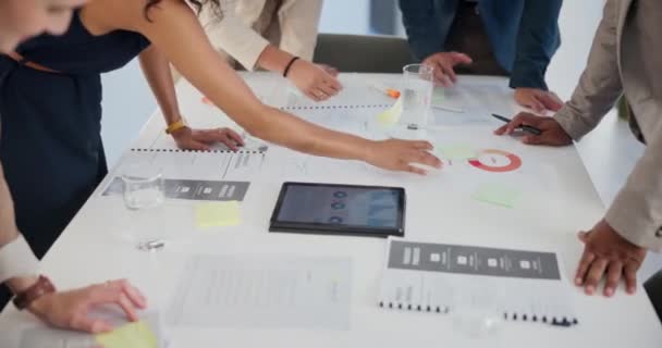 Планшет Документы Руки Деловых Людей Офисе Графиками Статистикой Планирования Карьера — стоковое видео