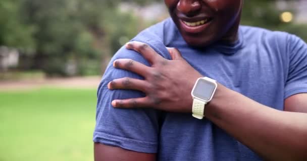 Kültéri Vállfájás Férfi Fitness Sérülés Edzés Gyulladással Izomfeszüléssel Afrikai Személy — Stock videók