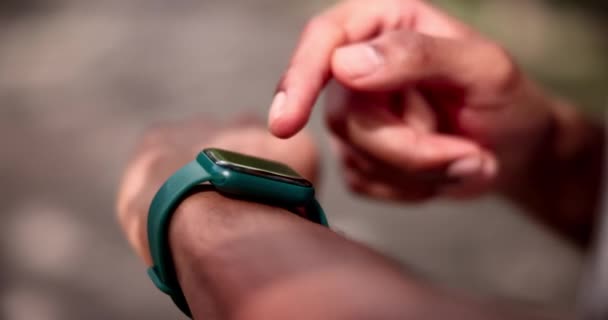 Pressione Mãos Corredor Parque Com Relógio Inteligente Para Frequência Cardíaca — Vídeo de Stock