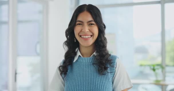 Šťastná Žena Úsměv Portrét Kanceláři Zasedací Místnosti Absolvent Příležitost Podnikání — Stock video