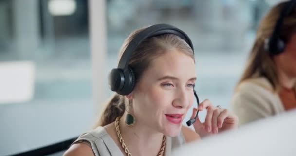 Conversa Mulher Fone Ouvido Escritório Call Center Para Atendimento Cliente — Vídeo de Stock