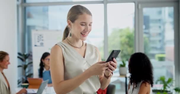 コミュニケーション または同僚チームとの計画のためのボードルームの笑顔 ビジネス女性 ネットワーキングのための携帯電話が付いている職場のミーム 面白いまたは笑い 幸せな若い従業員 — ストック動画