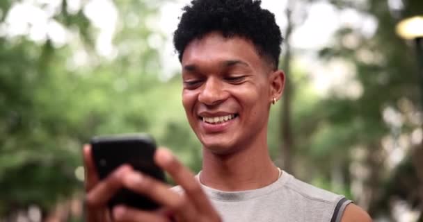 Telefon Kahkaha Spor Adamı Sosyal Medya Sohbet Mekanda Arama Yapan — Stok video