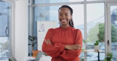 Siyahi bir kadınla yüz, gülümseme ve iş, kollarını kavuşturup mutluluk ve profesyonellikle işe başlamak. Portre, Afrikalı kişi ve çalışanı kendine güvenen ve girişimci ile neşe ve halkla ilişkiler danışmanı.